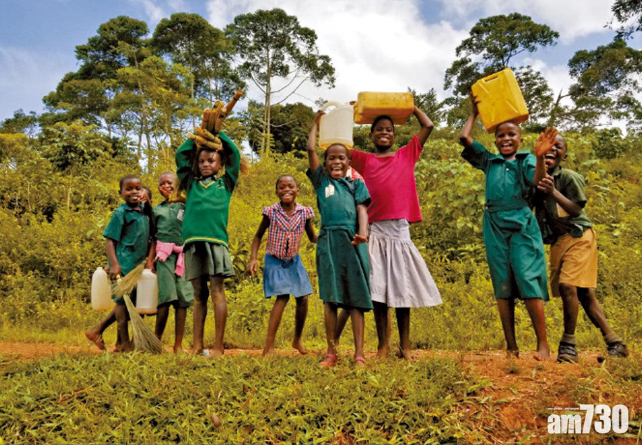 Anthony記得這群烏干達孩子頭上頂著可以儲存二十公升水的水桶,他也覺得很重,但這就是孩子每天的生活。