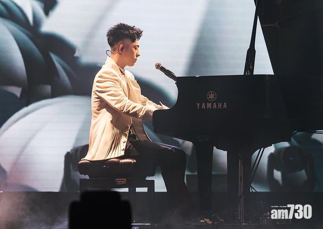 《造星I》時自彈自唱的演出,是Edan的標記。