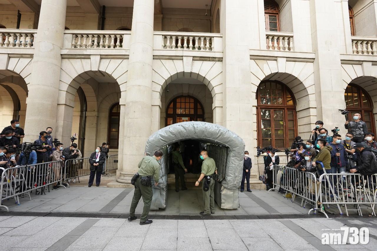 法庭設立通道讓黎智英進入,大批傳媒在旁拍攝。(陳奕釗攝)