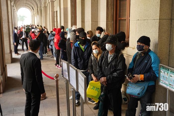 現場有不少市民等候進入法庭。(陳奕釗攝)