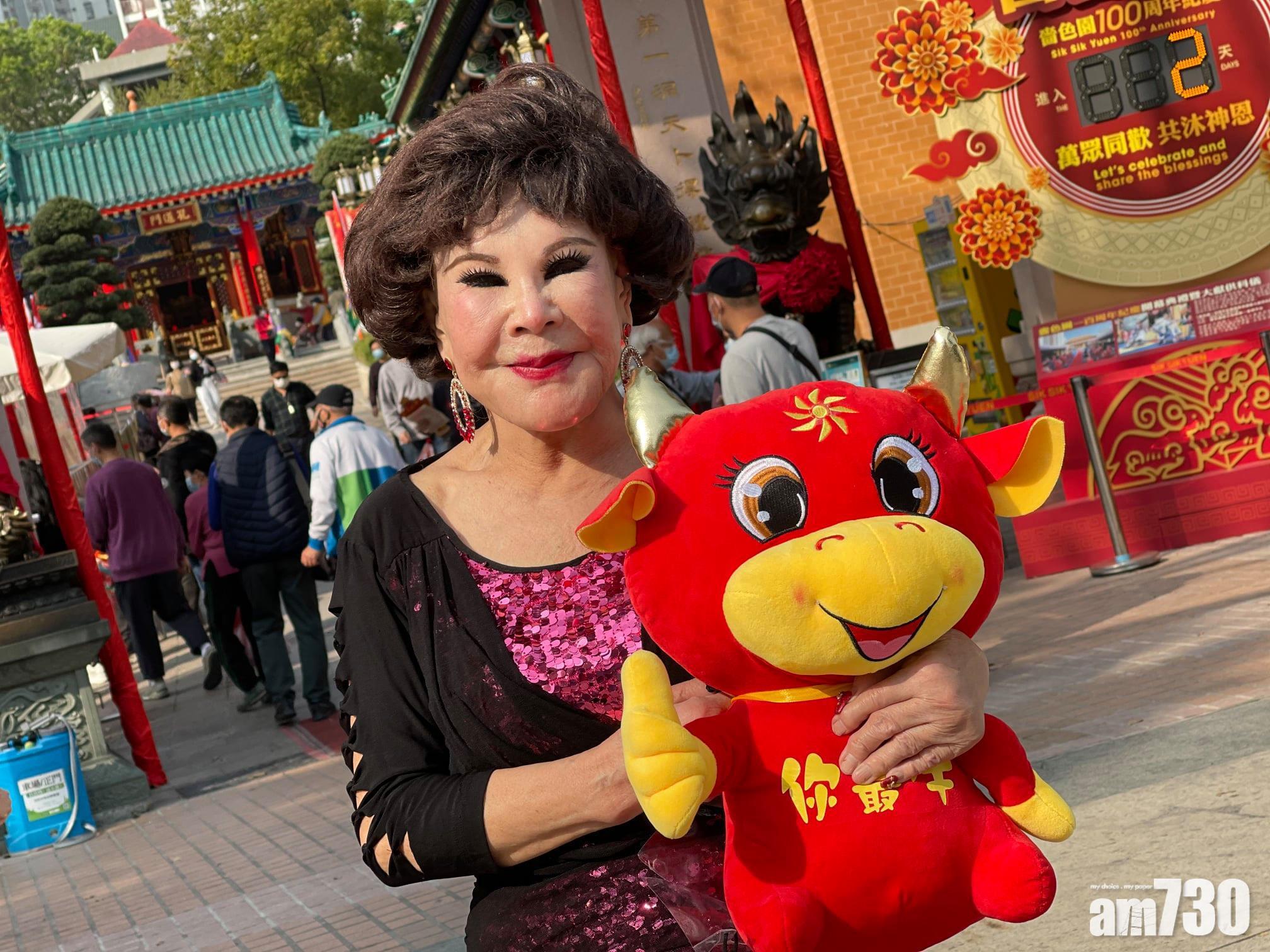 夏蕙姨表示,將會改於年三十當天中午,以牛魔皇裝扮為香港祈福。