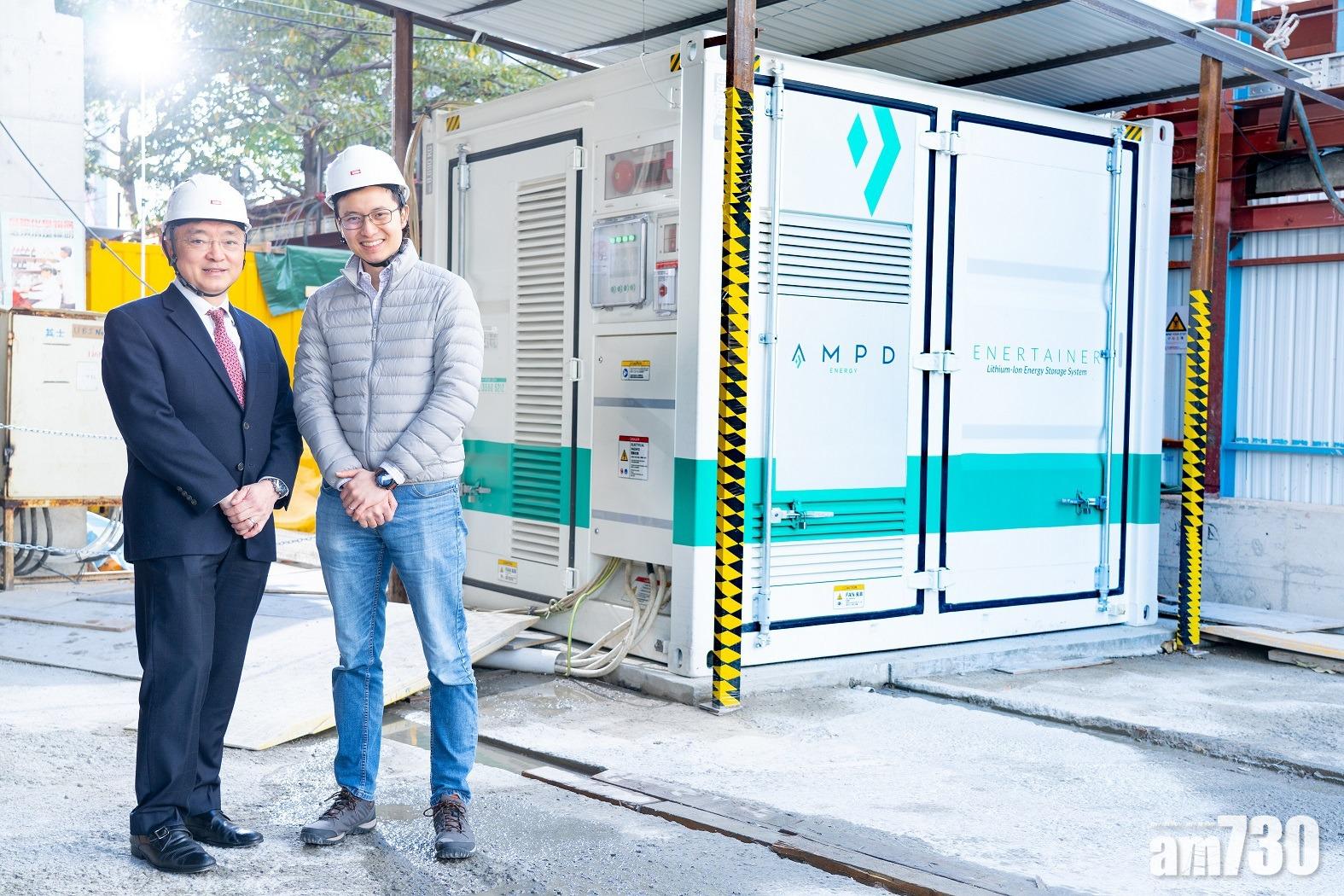 信和集團創新聯席董事楊孟璋(左)與Ampd Energy創辦人黃文順視察「淨能櫃」