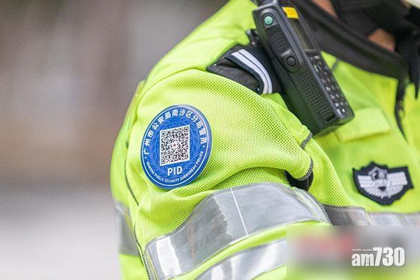 警員會將二維碼佩戴在右臂。(互聯網)