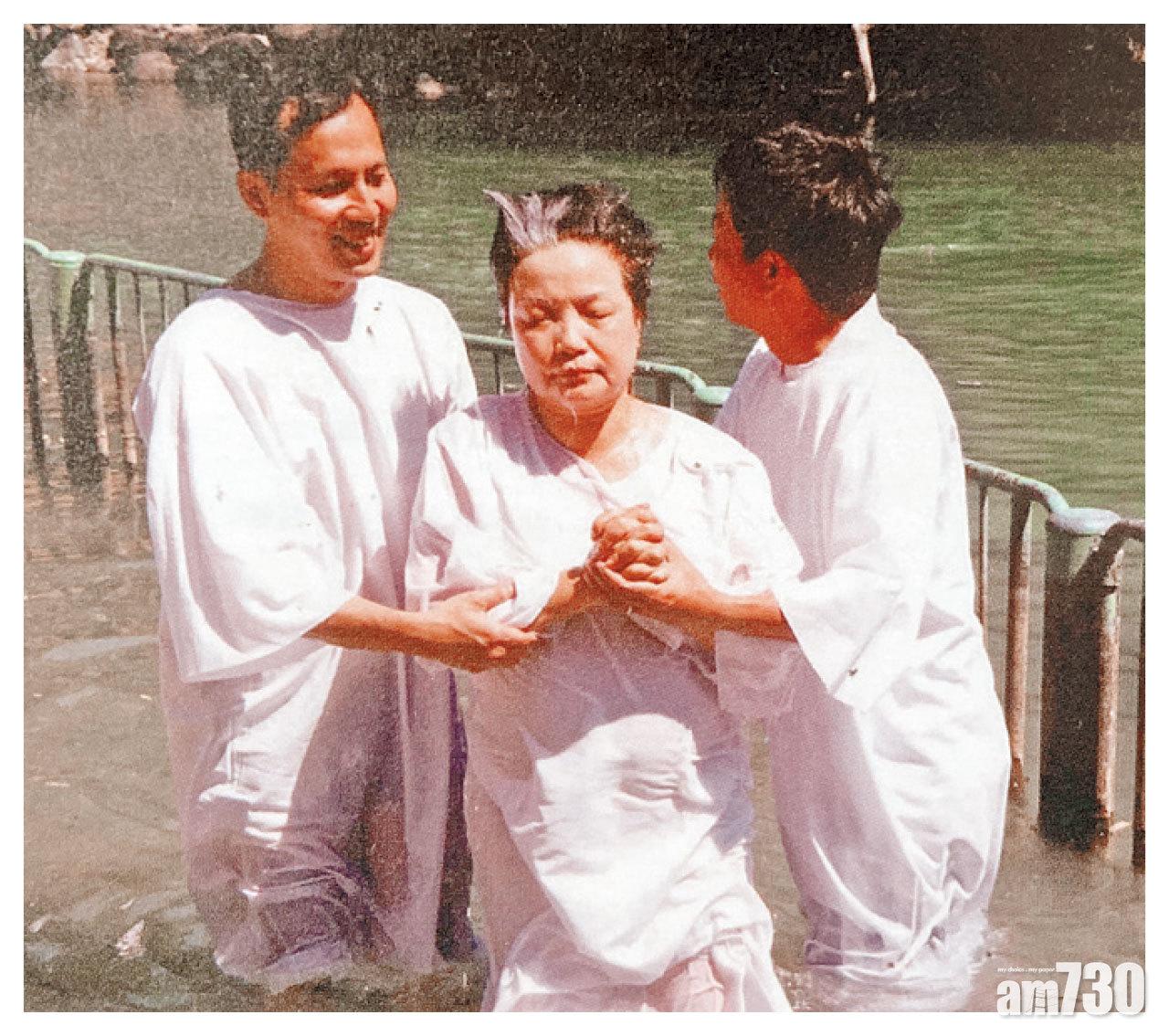 司徒玉蓮在以色列受洗皈依基督教。