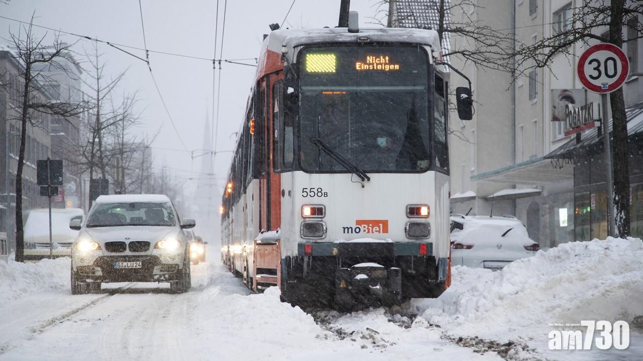 風雪吹襲歐洲,德國逾200宗交通意外,荷蘭籲民眾勿駕車外出。(AP)