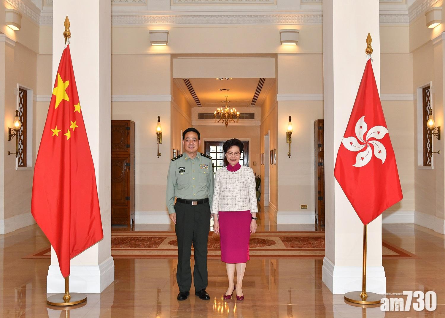 中國人民解放軍駐香港部隊司令員陳道祥(左)。