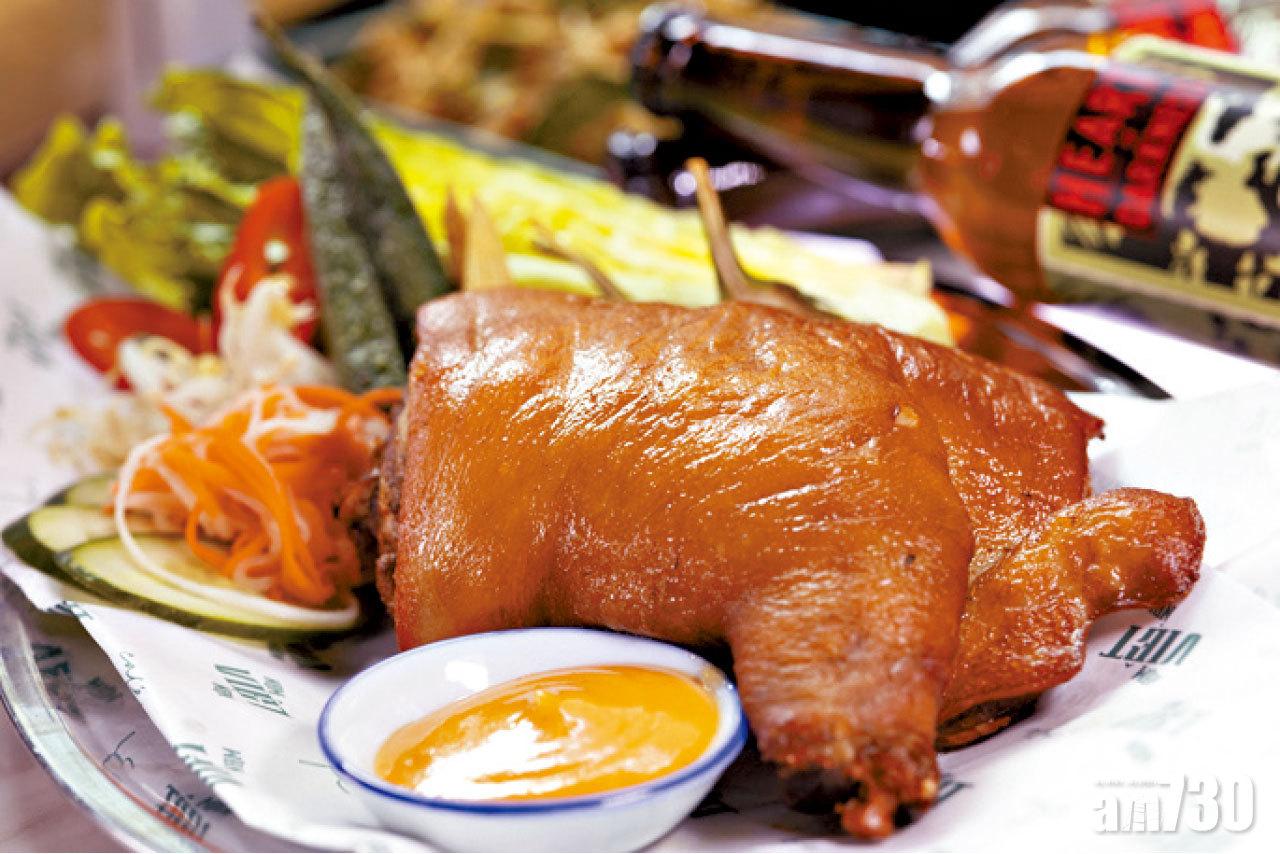 以「滲透壓」方法炮製的烤慢煮12小時乳豬配生菜包,將醃好乳豬先後放真空機及低溫處理機,以攝氏67度煮12小時再烤焗而成。$180