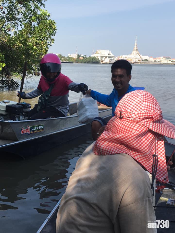依安卡恩划船把外賣送到正在釣魚的客人手上。(Fb 圖片)