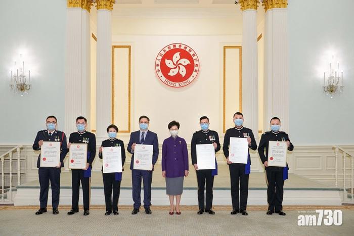 特首表揚7名現任及前任警員,包括前任及現任警務處長盧偉聰和鄧炳強等。(政府新聞處圖)