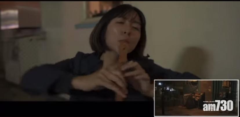 彈琴變吹牧童笛,令人笑破肚皮。(影片截圖)