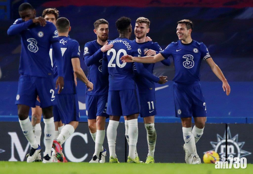 華拿破入球荒,一眾隊友紛紛上前與他慶祝。