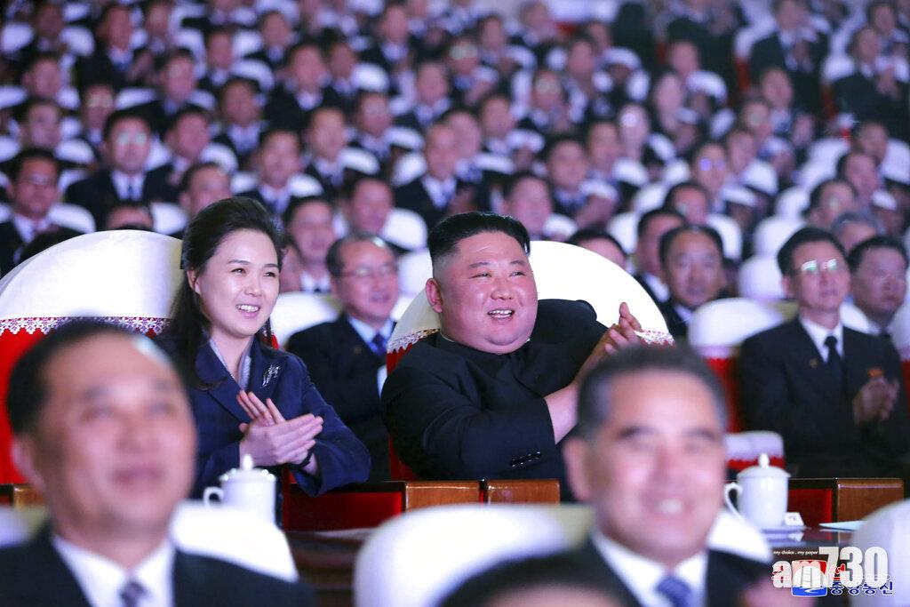 金正恩與李雪主一起觀看光明星節表演。(美聯社)