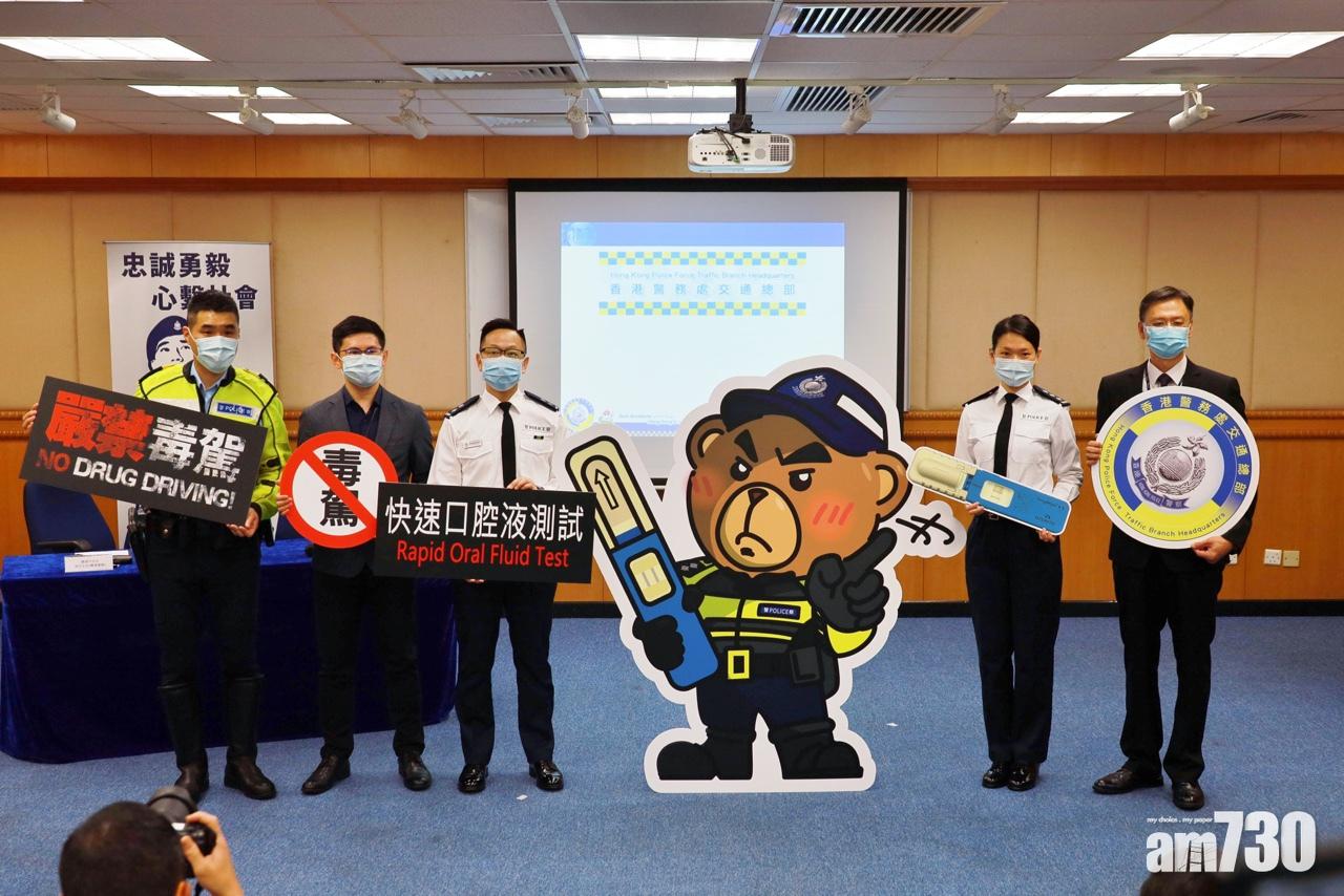 警方明起使用快速口腔液測試儀器,10分鐘即知結果。(莊振邦攝)