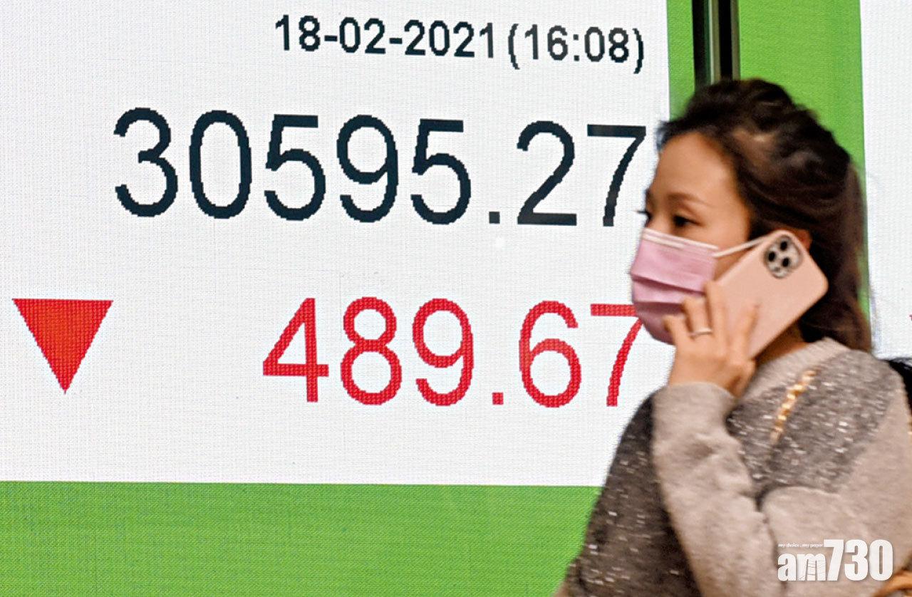 北水開閘首日,恒指昨成交按日多36%,至2,827億元。(中新社)