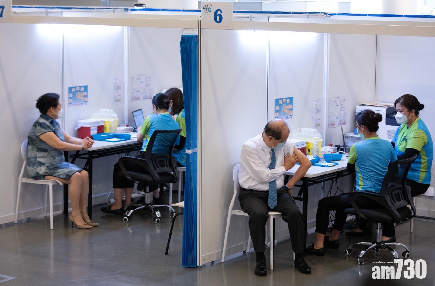 第二名接種疫苗的是政務司長張建宗,其後是律政司長鄭若驊。(蘇文傑攝)