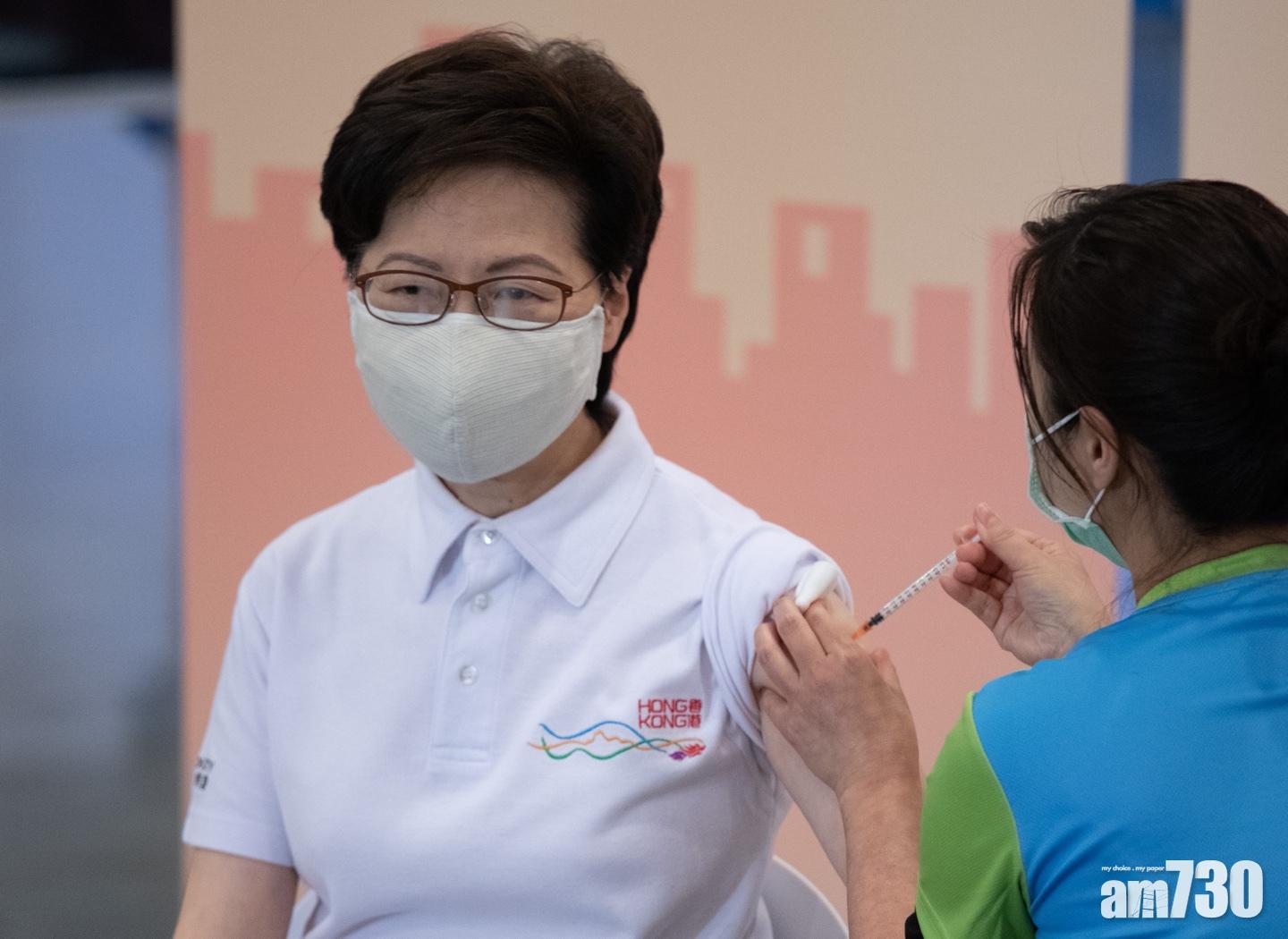 林鄭月娥率多名司局長接種科興新冠疫苗。(蘇文傑攝)