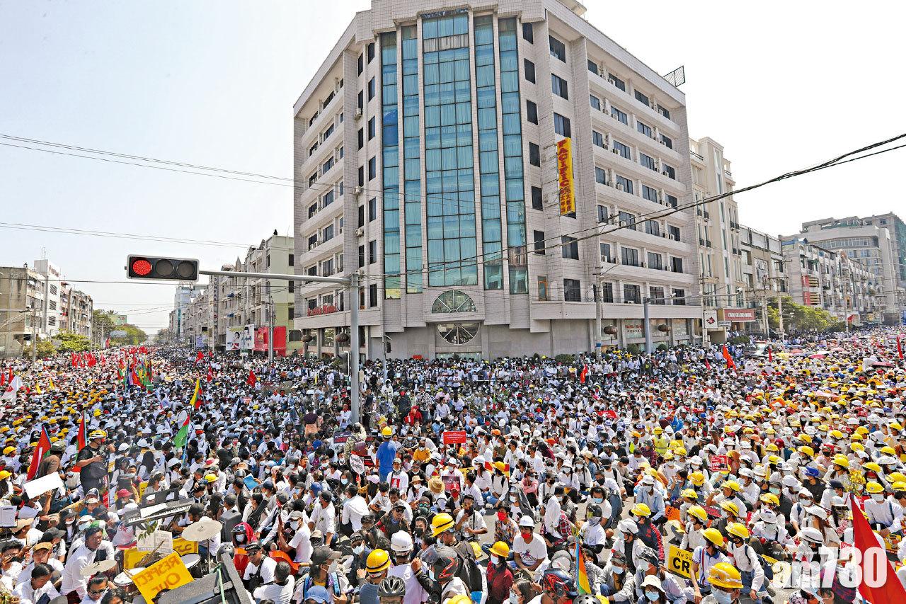 第二大城市曼德勒火車站附近一片人海。(美聯社、路透社)