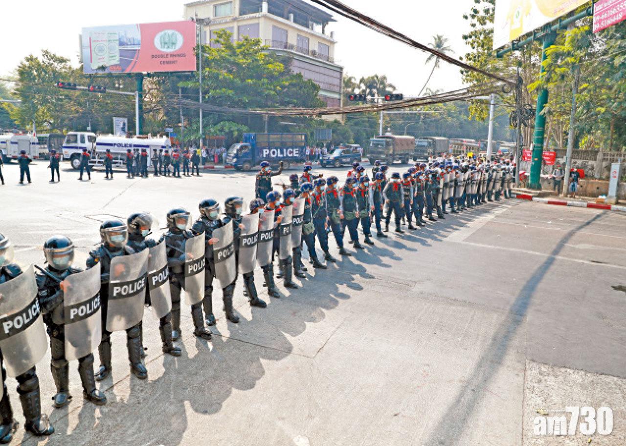 防暴警員在仰光的美國大使館附近布防。
