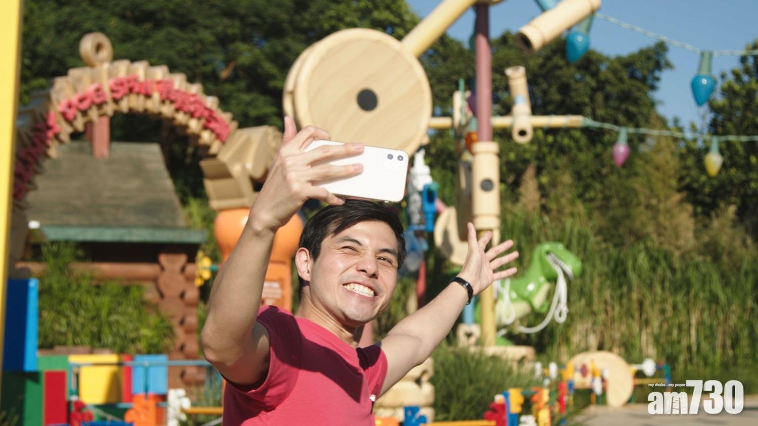 馬尼拉迪士尼歌唱員Fred李志豪離鄉別井追童夢,Instagram吸引近2萬名追蹤者。(迪士尼提供)