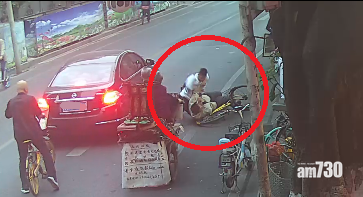 雙方倒地後,唐男咬住黃男左手。(互聯網)