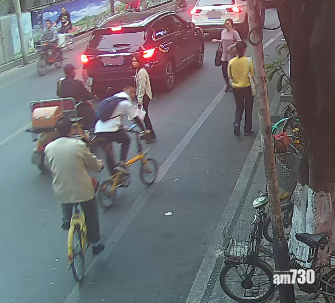 黃男感到被吐口水,於是往後察看。(互聯網)