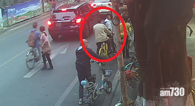 黃男攔下唐男理論並要求道歉。(互聯網)