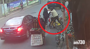 雙方互相拉扯推撞。(互聯網)