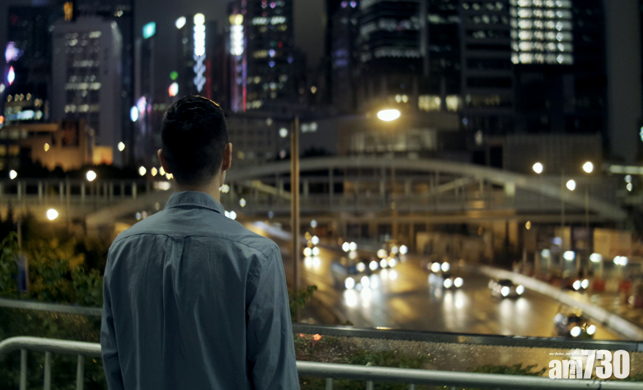 在《鴛鴦》短片中出現王宗堯凝望金鐘夏慤道的畫面,導演梁銘佳認為創作人,不應自我審查。(劇照)