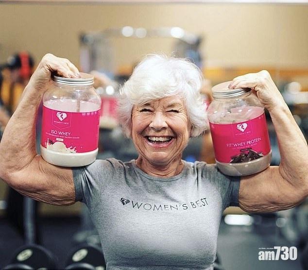 74歲的Joan McDonald數年前才開始做健身,以健美形象吸引年輕人。(互聯網)