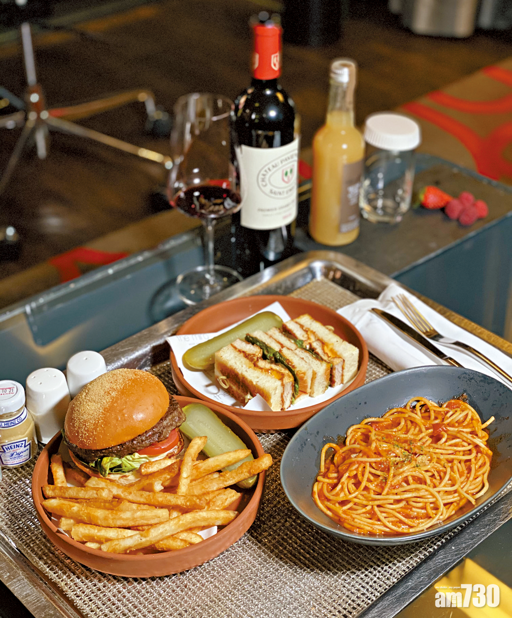 The Mira 嘅Room Service和牛漢堡同辣雞三文治都好好食,而且熱度夠。