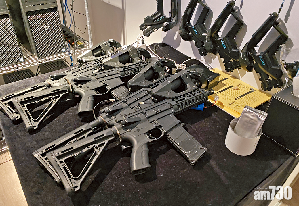 機槍重量十足,舉槍舉到手軟。