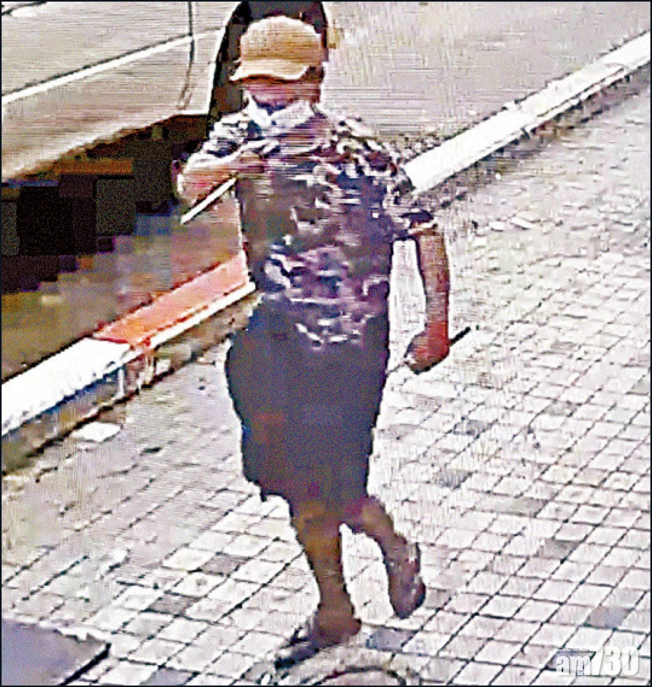 閉路電視拍到一名男子在街上持利器襲擊另一名男子。(美聯社)
