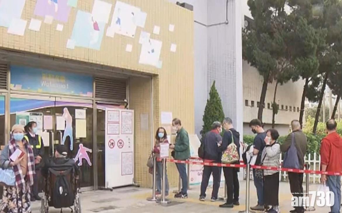 政府新冠疫苗接種計劃今起展開,有市民在接種中心未運作前已提早排隊。(新聞截圖)