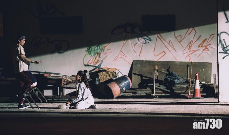 Cherry與Lokman演一對地下情侶,戲裡的跳舞場景反映兩人關係充滿張力。(劇照)