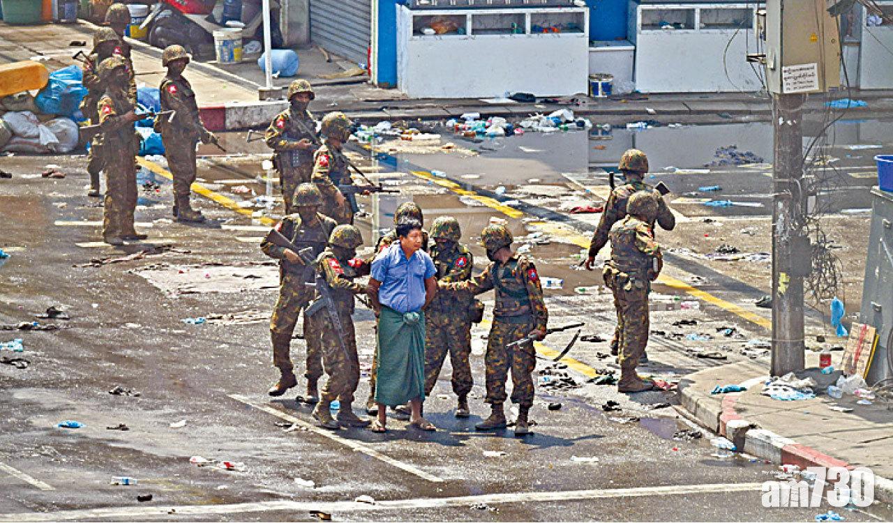 一名示威者被士兵帶走。(路透社)