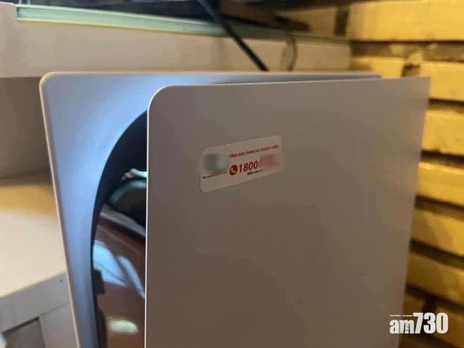 PS5店家最後還在「PS5 Router」貼上貼紙加強「Router感」。(網頁截圖)