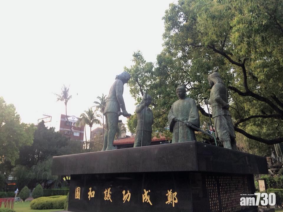 鄭成功收復台灣時,首先攻下被荷蘭人稱為普羅民遮城的台南赤崁城,將之定為「東都明京」,並設「承天府衙門」,俗稱「赤崁樓」。圖為「赤崁樓」前的「鄭成功議和圖」雕像。(資料圖片)