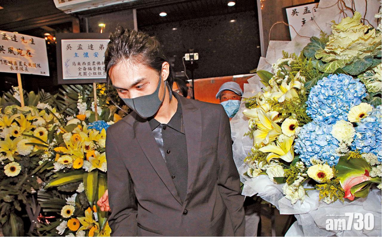 吳韋侖在親友伴隨下,一早到場打點。