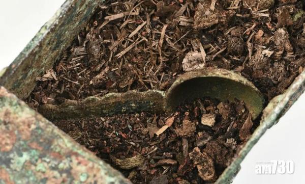 其中一個出土銅盒中還有一支造型精緻的銅勺。(互聯網)