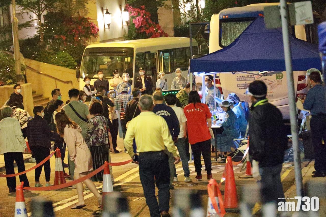 晚上約9時,居民可落街輪候做測試。(莊振邦攝)