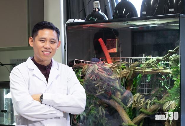 宋亦希發現世界首次有青蛙物種的反傳統交配行為。(嶺大圖片)