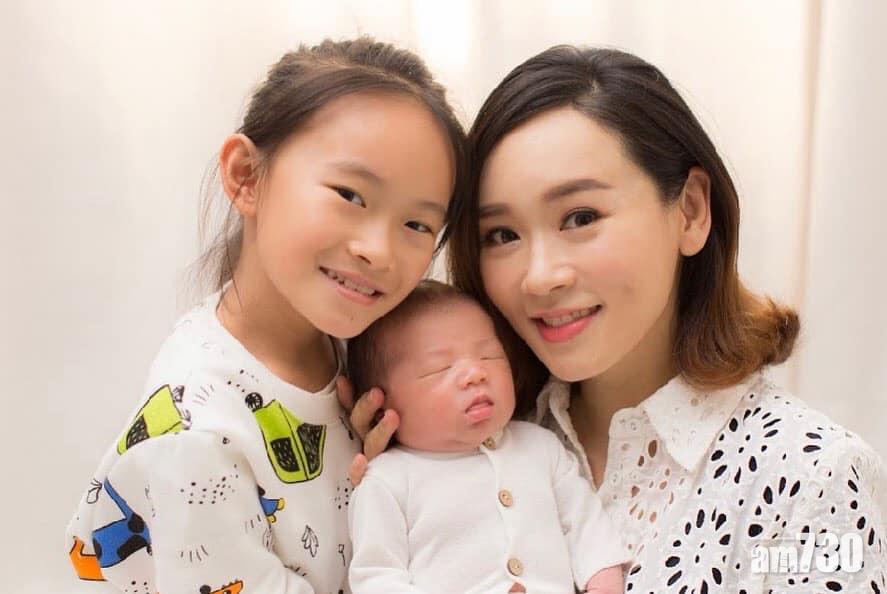 12年一度有傳思琦有意翻撻泳豪。如今思琦誕下一子,老公一直隱形,成為網民熱話。