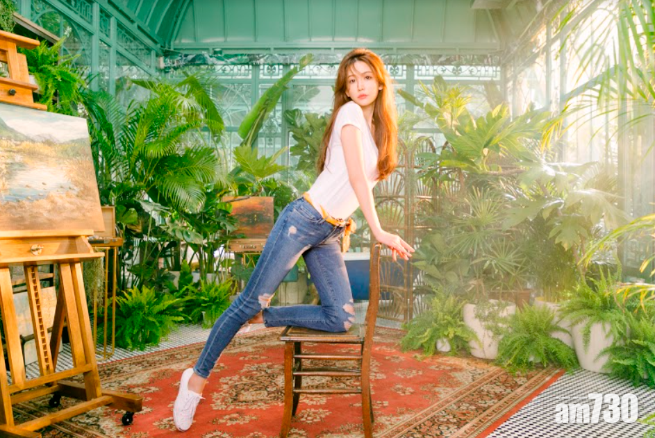 林志玲穿上白色襯衣、貼身牛仔褲的林志玲,盡展修長美腿。