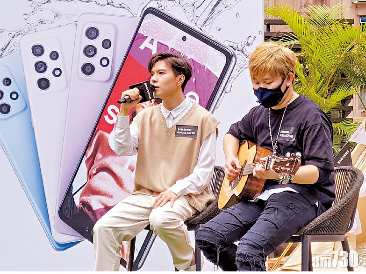 細貓除了分享玩手機心得外,又即席獻唱新曲。