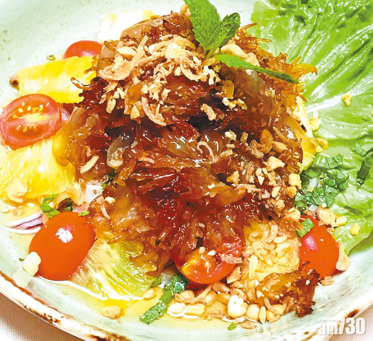 酸子汁海蜇頭菠蘿沙律,作開胃頭盤清爽到不得了,重點是用上又厚又爽的海蜇頭配搭新鮮菠蘿肉。酸子汁加入椰糖、魚露及青檸汁調味,與菠蘿肉的甜味相輔相成。$178