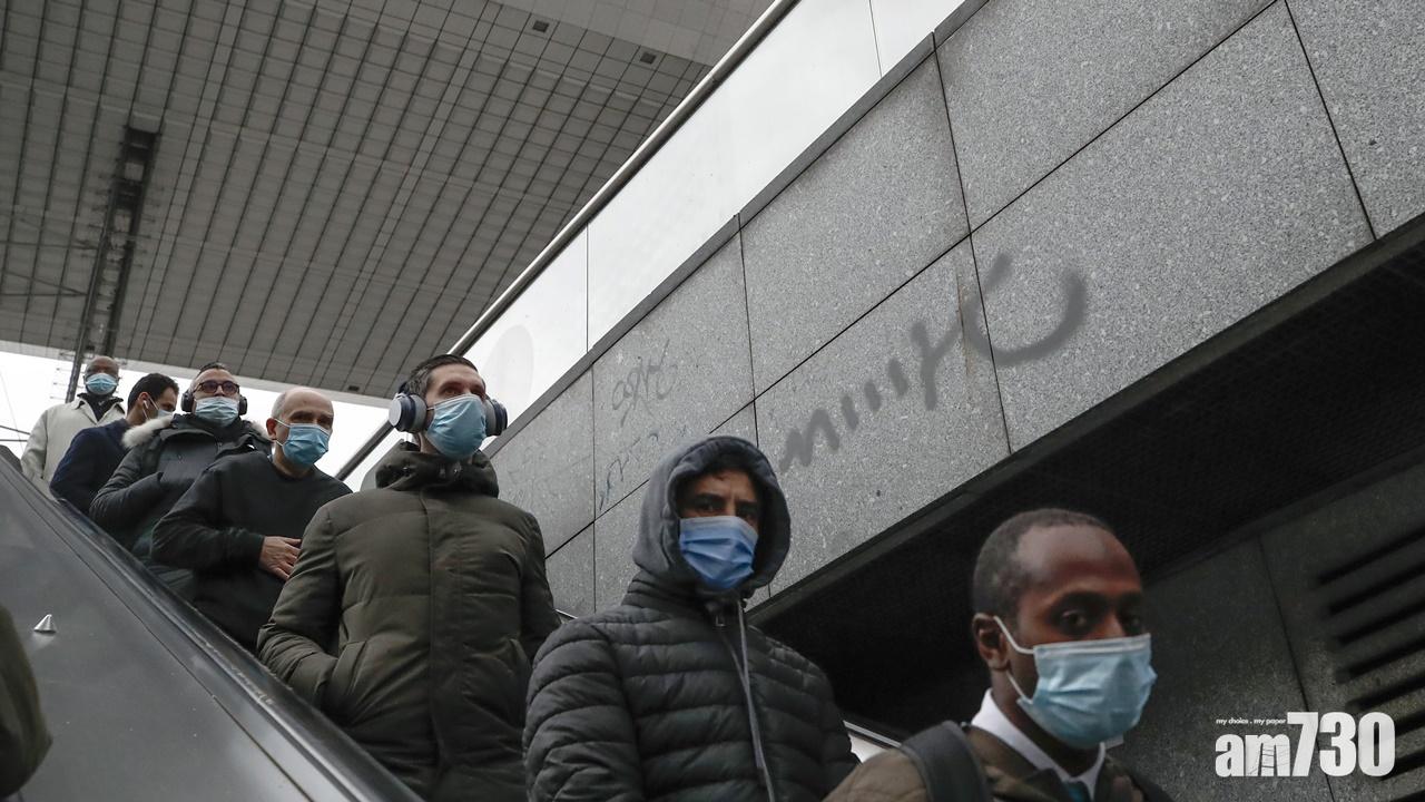 法國第三波新冠肺炎疫情爆發,巴黎等地區封城1個月。(AP)