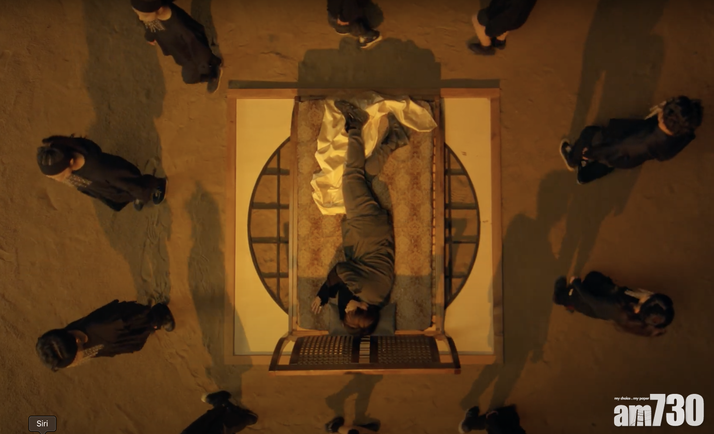 MV開首是姜濤躺著被包圍的畫面,頗有「洗腦」儀式之感。(截圖)