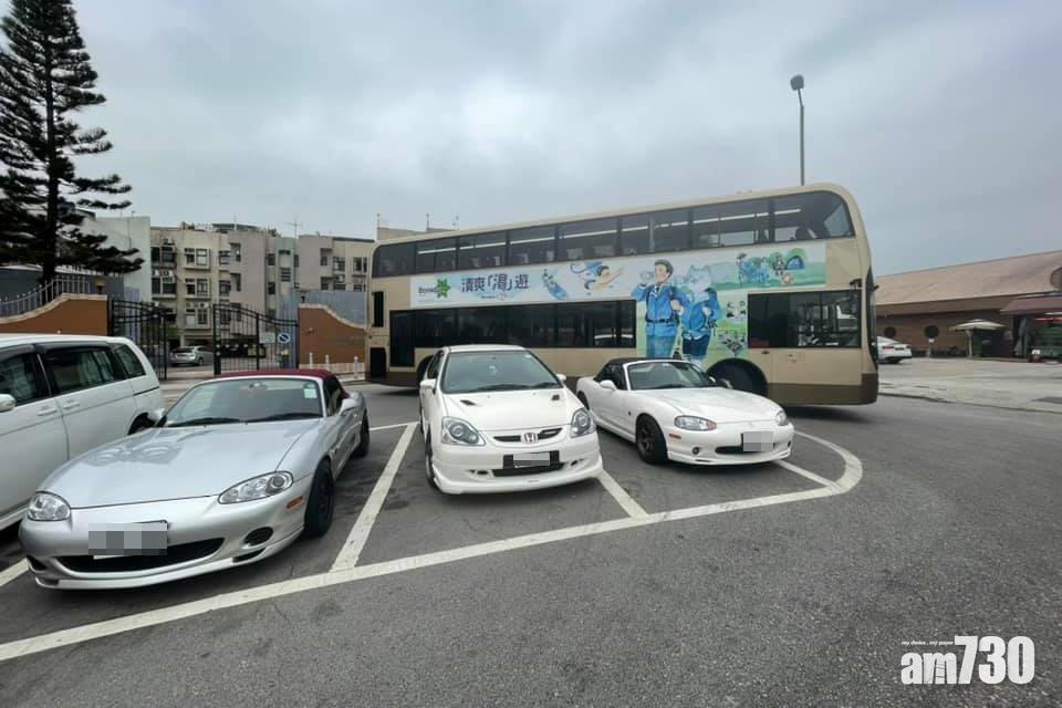 昨早最少3輛車整齊泊在路中影線中,其後一輛巴士疑因此未能掉頭。(網民Jonathan Li@FB群組「小心駕駛(討論別人同駕駛態度)」)
