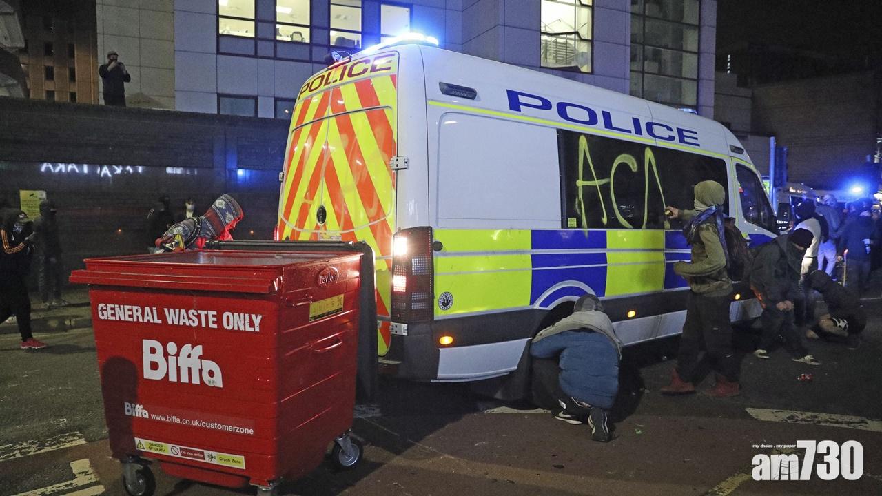 英衞生官員:戴口罩及社交距離措施須維持數年。(AP)