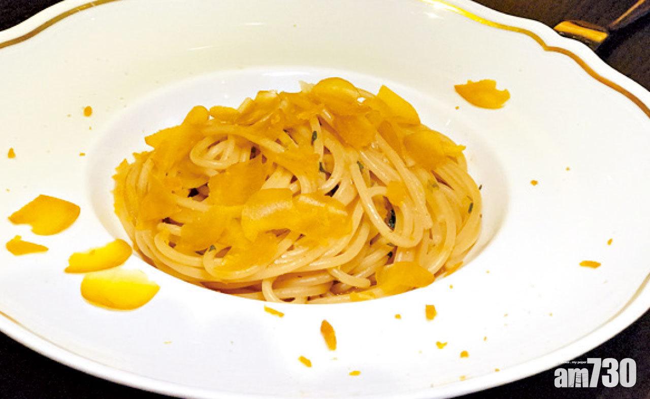 大廚即席創作的薩丁島烏魚子意大利麵,配以蒜蓉、橄欖油、辣椒,烏魚子的鹹香鮮味就是靈魂所在,看似平平無奇的賣相,實在是令人吃出神來。